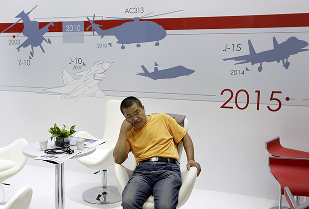 Посетитель международной авиационной выставки Aviation Expo в Пекине, Китай