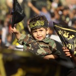Палестинский мальчик машет флагом движения джихада во время митинга в Газе / Reuters